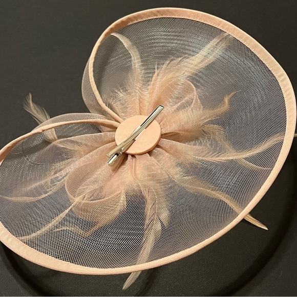 Fascinator hat, blush pink, hair pin fastening, real feathers detail - Picture 5 of 10